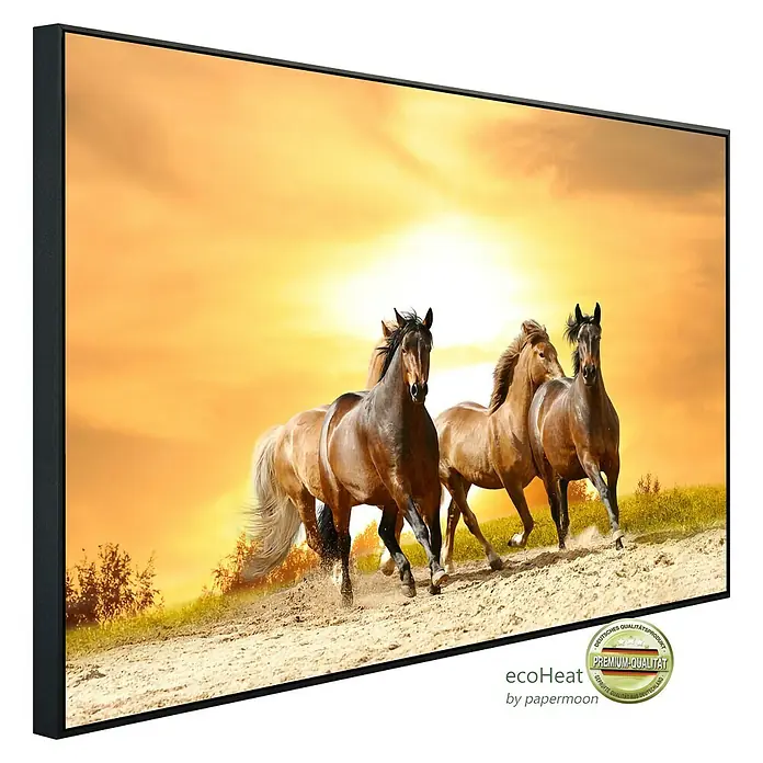 Papermoon Infrarot-Bildheizkörper Pferde laufen im Sonnenuntergang - 90 x 50 cm, 450 W - Das EcoHeat Infrarot-Heizpaneel mit einem Motiv von galoppierenden Pferden vor einem Sonnenuntergang, eine stilvolle und effiziente Heizlösung.