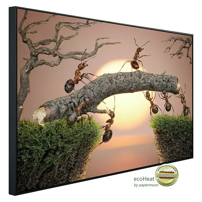 Papermoon Infrarot-Bildheizkörper Ameisen Teamwork - 1.200 x 600 mm, 1.200 W - Das Wandbild zeigt Ameisen, die auf einem Ast balancieren, vor einem sonnigen Hintergrund, gerahmt und fertig zur Wandmontage.