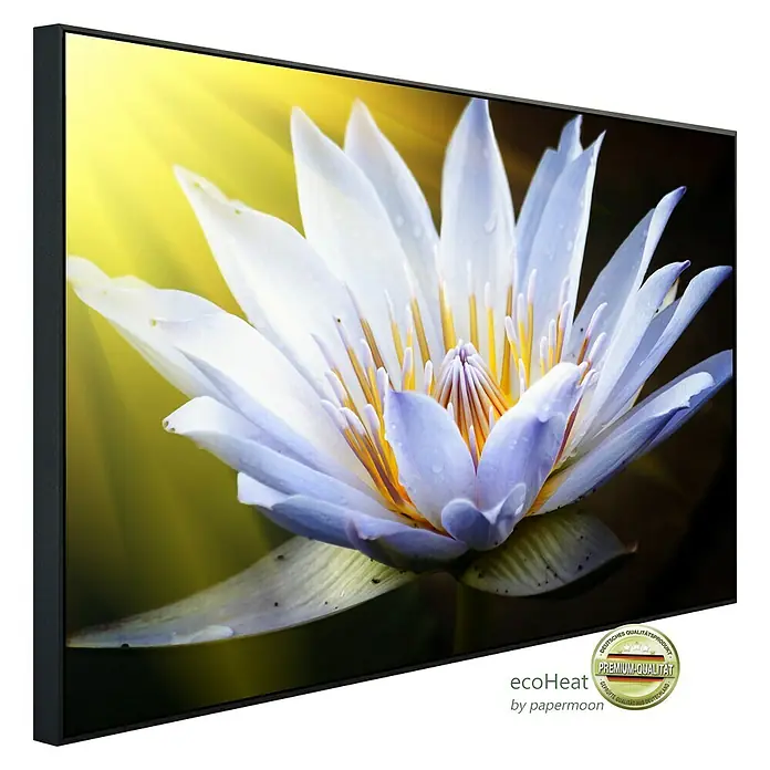 Papermoon Infrarot-Bildheizkörper Lotus Blume 2 - 1.000 x 600 mm, 800 W - Nahaufnahme eines gerahmten Leinwandbildes mit einer strahlenden, weißen Lotusblume vor einem sonnigen Hintergrund.