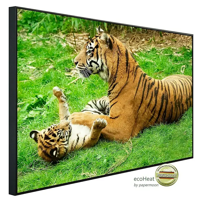 Papermoon Infrarot-Bildheizkörper Tiger mit Baby - 90 x 50 cm, 450 W - Das Produkt zeigt ein Tigerbild auf Leinwand, das eine Tigerin mit ihrem Jungen im Gras zeigt, eingerahmt in einem schwarzen Rahmen.