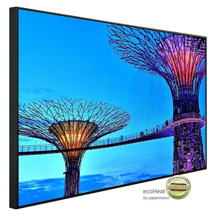 Papermoon Infrarot-Bildheizkörper Singapore Bay Supertrees - 90 x 50 cm, 450 W - Die Leinwand zeigt ein Bild der Supertrees im Gardens by the Bay mit stilvollem schwarzen Rahmen. Premium-Qualität für Ihr Zuhause.