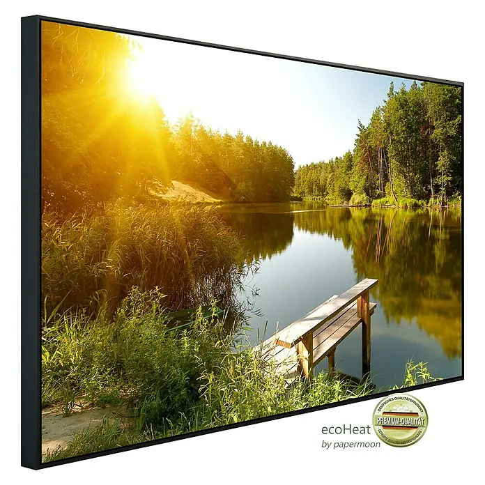 Papermoon Infrarot-Bildheizkörper Sommerwaldsee - 100 x 60 cm, 600 W - Das gerahmte Wandbild zeigt eine friedliche Seeansicht im goldenen Licht, perfekt für eine entspannende Atmosphäre.