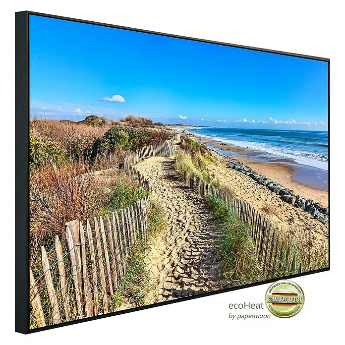 Papermoon Infrarot-Bildheizkörper Dünen im Atlantik - 120 cm x 600 mm, 1.200 W - Ein gerahmtes Bild zeigt einen sandigen Pfad zum Strand unter blauem Himmel, umrahmt von Vegetation und einem Holzzaun. Premium-Qualität.