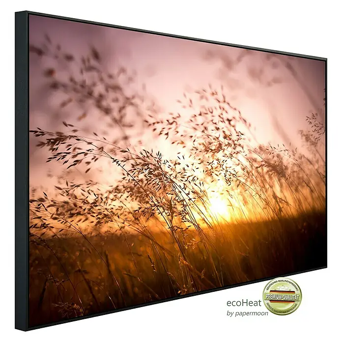 Papermoon Infrarot-Bildheizkörper Trockenes Gras im Sommer - 100 x 60 cm, 600 W - Nahaufnahme eines EcoHeat-Heizpaneels mit Sonnenaufgangsmotiv, eingerahmt und mit Premium-Qualitätssiegel.