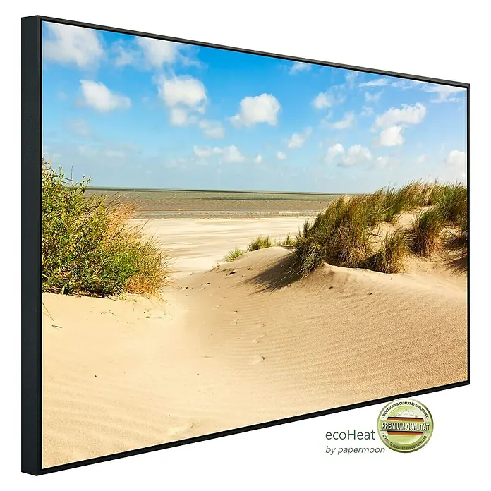 Papermoon Infrarot-Bildheizkörper Dunes Knokkeheist - 120 x 60 cm, 1.200 W - Ein an der Wand befestigtes EcoHeat-Infrarotpaneel mit einem beruhigenden Strandmotiv unter blauem Himmel.