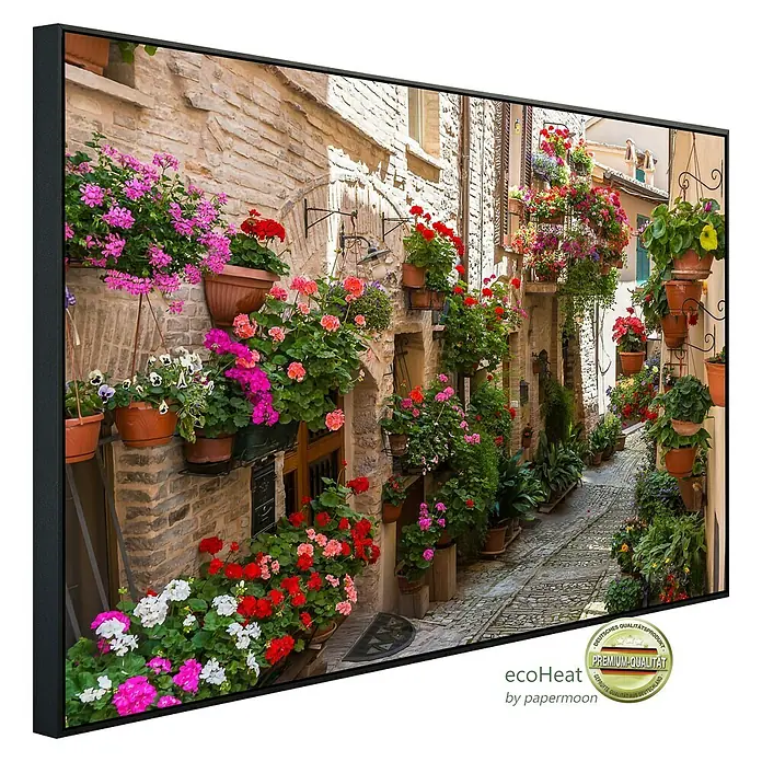 Papermoon Infrarot-Bildheizkörper Blumengasse in Spello - 100 x 60 cm, 600 W - Wandbild mit Rahmen: malerische Gasse mit Blumen. Das perfekte Deko-Element für ein gemütliches Zuhause, das Natürlichkeit und Charme vereint.