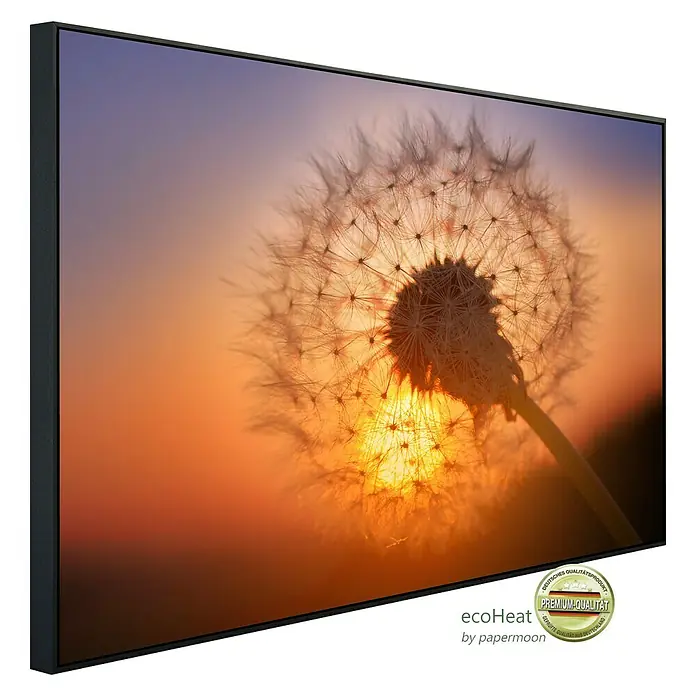 Papermoon Infrarot-Bildheizkörper Goldener Sonnenuntergang Löwenzahn - 100 x 60 cm, 600 W - Nahaufnahme einer EcoHeat Infrarotheizung mit einem Löwenzahn-Motiv vor einem Sonnenuntergang, gerahmt in Schwarz.