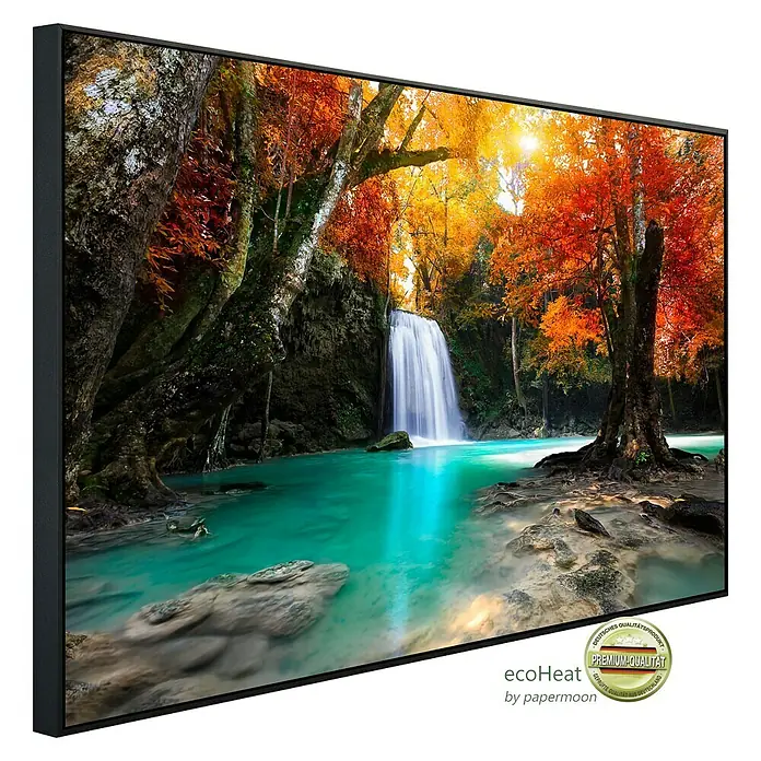 Papermoon Infrarot-Bildheizkörper Tiefer Waldwasserfall 2 - 90 cm x 500 mm, 450 W - Ein gerahmtes Wandbild mit einem Wasserfall in einem bunten Herbstwald, das eine ruhige und natürliche Atmosphäre ausstrahlt.