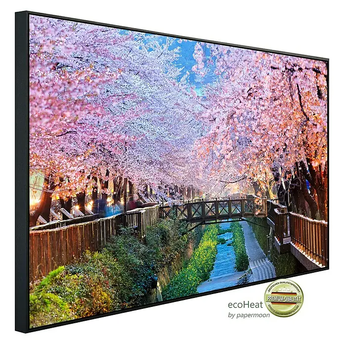 Papermoon Infrarot-Bildheizkörper Kirschblüten Busan City - 900 x 500 mm, 450 W - Das Bild zeigt ein gerahmtes Wandbild von EcoHeat, das eine malerische Allee mit blühenden Kirschbäumen und einem kleinen Bachlauf darstellt.