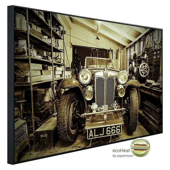 Papermoon Infrarot-Bildheizkörper Vintage Sportwagen - 60 x 50 cm, 350 W - Schwarz-Weiß-Druck eines MG-Oldtimers in einer Werkstatt mit dem Nummernschild ALJ 666, gerahmt und hochwertig verarbeitet.