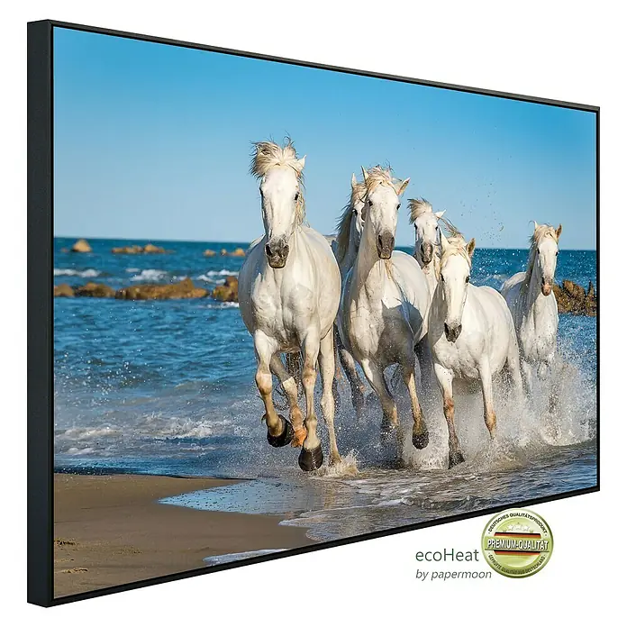 Papermoon Infrarot-Bildheizkörper Camargue - 100 x 60 cm, 800 W - Ein gerahmtes Gemälde von weißen Pferden, die an einem sonnigen Tag am Strand entlang galoppieren, ist ein schöner Wandschmuck.