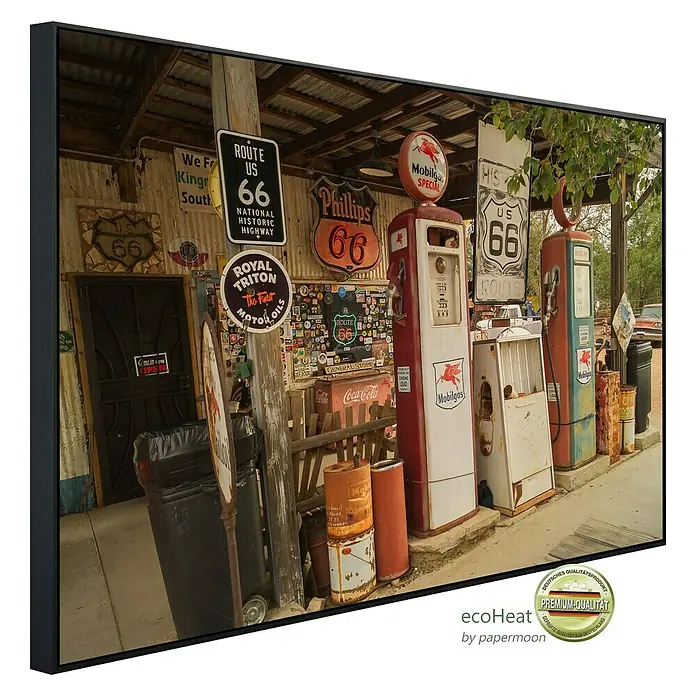 Papermoon Infrarot-Bildheizkörper Route 66 - 100 x 60 cm, 800 W - Dieses Bild zeigt eine hochwertige Leinwanddruck eines Vintage-Tankstelle mit Route 66-Schildern, gerahmt für eine stilvolle Wanddekoration.