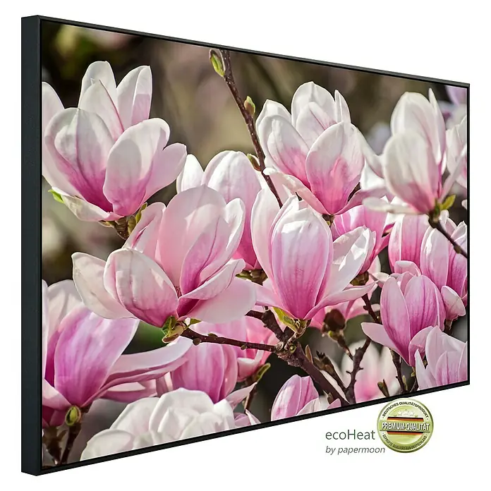 Papermoon Infrarot-Bildheizkörper Magnolienblumen - 90 x 50 cm, 450 W - Nahaufnahme eines Wandbildes mit rosa Magnolienblüten vor unscharfem Hintergrund, gerahmt als dekoratives Heizelement.