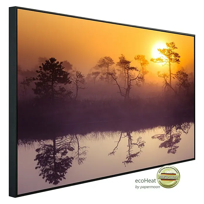 Papermoon Infrarot-Bildheizkörper Misty Morning Scenery - 90 x 50 cm, 450 W - Das Bild zeigt eine EcoHeat Premium-Qualität Heizung mit einem malerischen Motiv von Bäumen im goldenen Sonnenlicht, das sich im Wasser spiegelt.