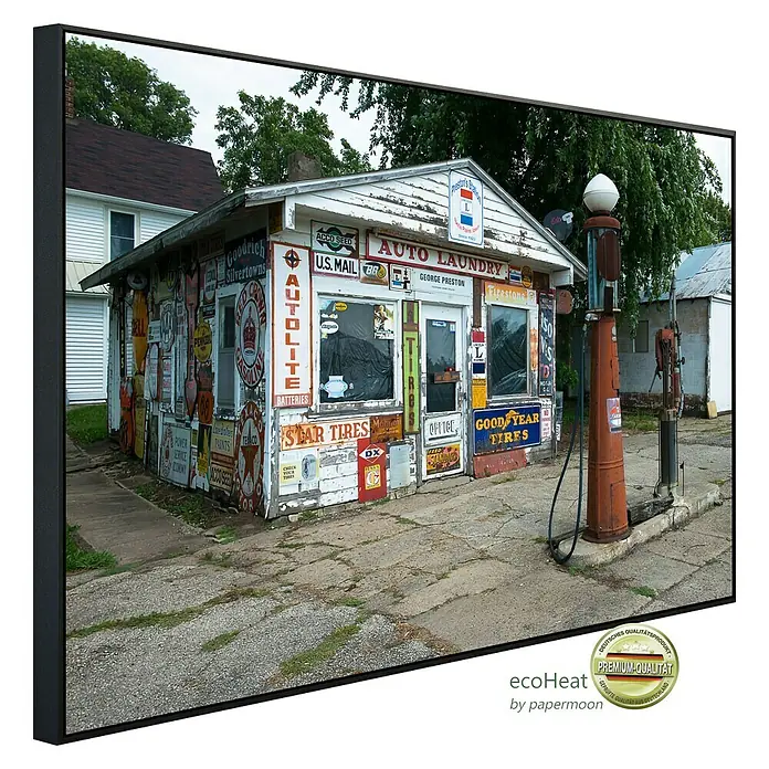 Papermoon Infrarot-Bildheizkörper Alte Vintage Retro Tankstelle - 100 x 60 cm, 800 W - Bild eines skurrilen Ladens mit vielen Schildern, inklusive "Auto Laundry", U.S. Mail, "Goodrich" und "Goodyear Tires".