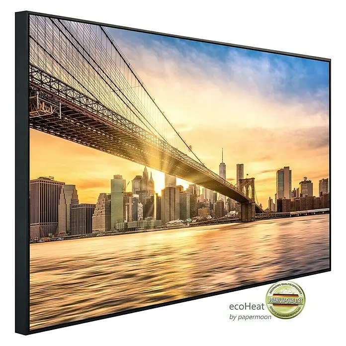 Papermoon Infrarot-Bildheizkörper Brooklyn Bridge Sonnenuntergang 2 - 1.200 x 600 mm, 1.200 W - Stadtdarstellung auf einem modernen EcoHeat-Qualitätsheizkörper mit elegantem schwarzem Rahmen.