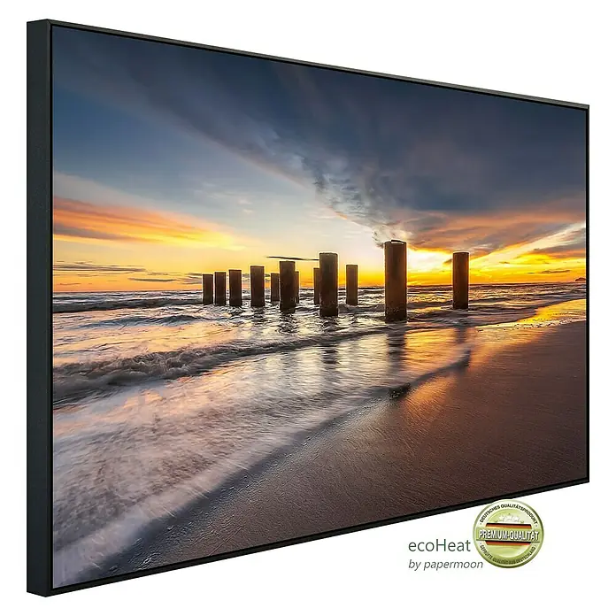 Papermoon Infrarot-Bildheizkörper Panorama Sonnenuntergang Indonesien - 100 x 60 cm, 600 W - Ein gerahmtes Leinwandbild mit einem wunderschönen Sonnenuntergang am Strand mit Pfostenreihen im Wasser.