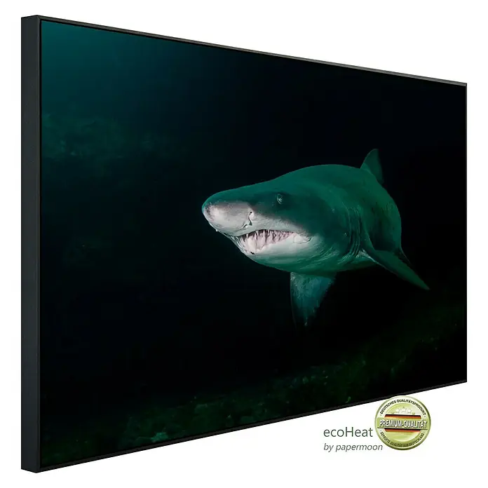 Papermoon Infrarot-Bildheizkörper Zahnhai - 100 x 60 cm, 800 W - Das EcoHeater-Bild zeigt einen bedrohlichen Hai in den Tiefen des Ozeans, eingerahmt in Premium-Qualität. Ein beeindruckendes Wandbild.
