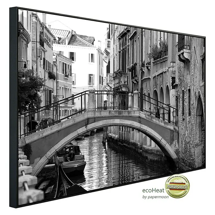 Papermoon Infrarot-Bildheizkörper Venedig Brücke - 100 x 60 cm, 600 W - Schwarzes gerahmtes Bild mit Schwarzweißaufnahme einer venezianischen Szene, inklusive Brücke, Kanal und angrenzender Architektur.