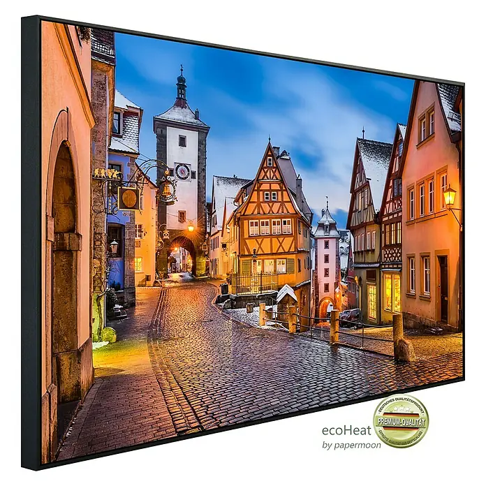 Papermoon Infrarot-Bildheizkörper Rothenburg ob der Tauber - 60 x 50 cm, 350 W - Ein gerahmtes Wandbild, das eine malerische Stadtstraße mit Fachwerkhäusern und einem alten Turm bei Dämmerung zeigt.