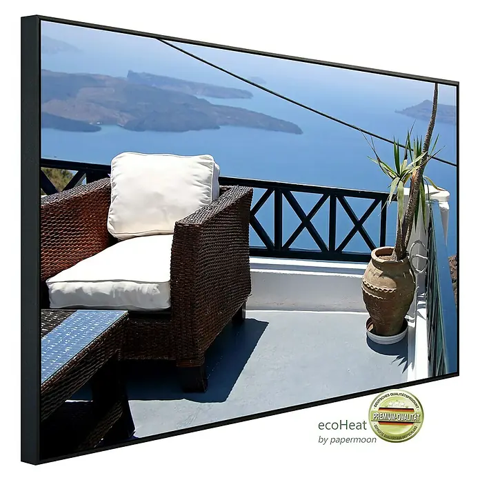 Papermoon Infrarot-Bildheizkörper Santorini Inselblick - 90 x 50 cm, 450 W - Bild einer EcoHeat-Infrarotheizung mit dem Motiv einer malerischen Terrasse mit Meerblick, die eine entspannte und stilvolle Atmosphäre ausstrahlt.