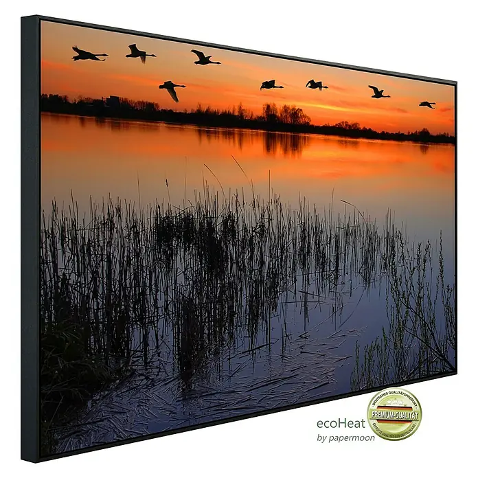 Papermoon Infrarot-Bildheizkörper Abenddämmerung am See - 100 x 60 cm, 800 W - Das EcoHeat Infrarotpaneel zeigt eine malerische Landschaft mit fliegenden Vögeln über einem See bei Sonnenuntergang. Hochwertiges Produkt für behagliche Wärme.