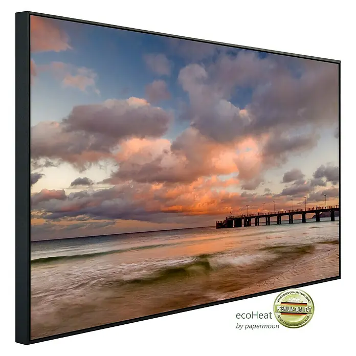 Papermoon Infrarot-Bildheizkörper Porto Santo Pier Sonnenuntergang - 90 x 50 cm, 450 W - Das EcoHeat Heizpaneel mit Premium-Qualität zeigt ein wunderschönes Landschaftsfoto im goldenen Licht der Abenddämmerung.