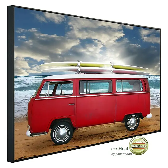Papermoon Infrarot-Bildheizkörper Red Beetle Bus - 90 x 50 cm, 450 W - Leinwandbild mit einem roten VW-Bus mit Surfbrettern auf dem Dach am Strand, gerahmt. Das Bild zeigt hohe Qualität und ist ein echter Hingucker.