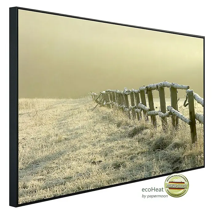 Papermoon Infrarot-Bildheizkörper Zaun im nebligen Feld - 100 x 60 cm, 800 W - Leinwandbild mit Frostlandschaft. Das Landschaftsbild zeigt einen gefrorenen Zaun in einem Feld mit Raureif.