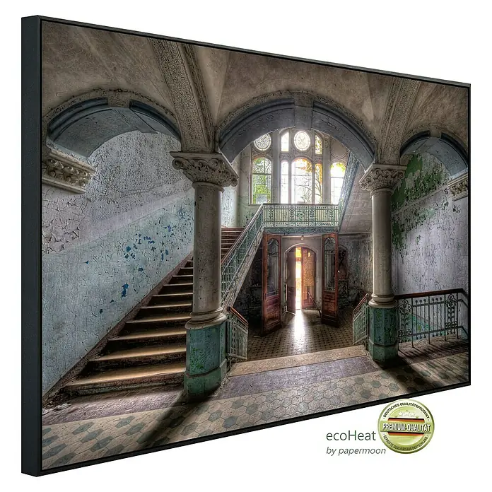 Papermoon Infrarot-Bildheizkörper Lost Space Beelitz - 1.000 x 600 mm, 800 W - Dieses hochwertige gerahmte Leinwandbild zeigt eine beeindruckende Treppe in einem historischen Gebäude mit einzigartiger Architektur und besonderem Charme.