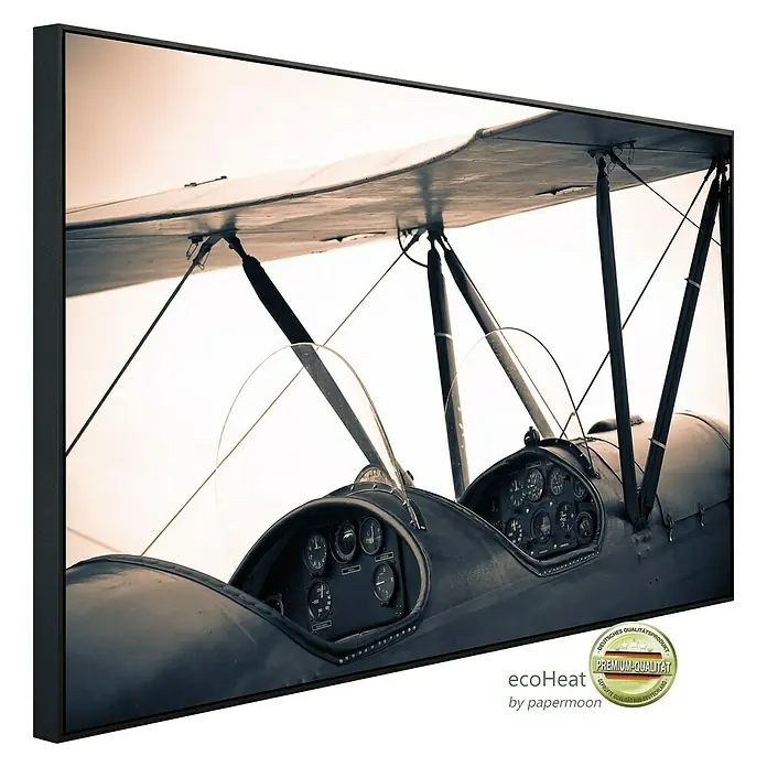 Papermoon Infrarot-Bildheizkörper Vintage Flugzeug - 60 x 50 cm, 350 W - Dieses Bild zeigt ein gerahmtes Kunstwerk, das das Cockpit eines Oldtimer-Doppeldeckers in Sepia-Tönen darstellt und einen nostalgischen Charme versprüht.