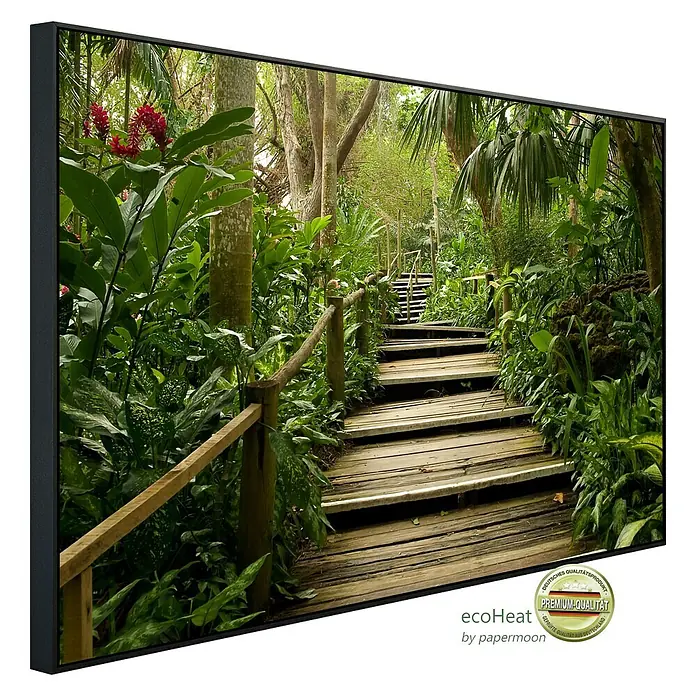 Papermoon Infrarot-Bildheizkörper Dschungelweg - 100 x 60 cm, 600 W - Das gerahmte Wandbild zeigt einen Holzsteg im Dschungel, umgeben von üppiger Vegetation, ein dekoratives Element für naturnahe Raumgestaltung.