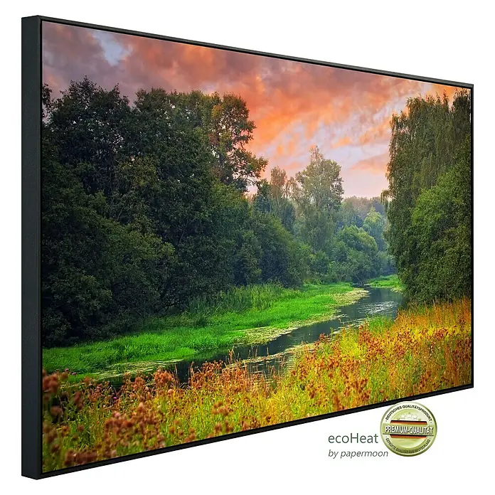 Papermoon Infrarot-Bildheizkörper Sunset River - 60 x 50 cm, 350 W - Ein gerahmtes Landschaftsgemälde, das einen ruhigen Flusslauf durch üppiges Grün unter einem lebhaften Himmel zeigt.
