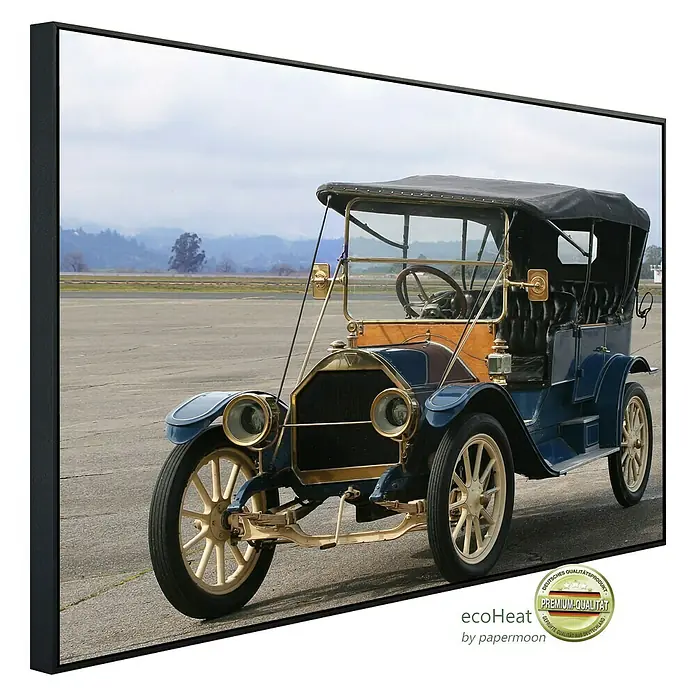 Papermoon Infrarot-Bildheizkörper Klassisches Auto - 60 x 50 cm, 350 W - Gerahmtes Wandbild mit einem Oldtimer. Das Kunstwerk zeigt ein blaues Auto mit beigen Rädern vor einer Landschaft.