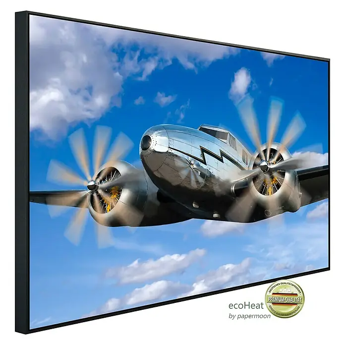 Papermoon Infrarot-Bildheizkörper Klassisches Vintage Flugzeug - 100 x 60 cm, 800 W - Das Bild zeigt ein gerahmtes EcoHeat-Infrarotpaneel mit einem Flugzeugmotiv vor blauem Himmel mit Wolken. Perfekt für behagliche Wärme und stilvolles Design.
