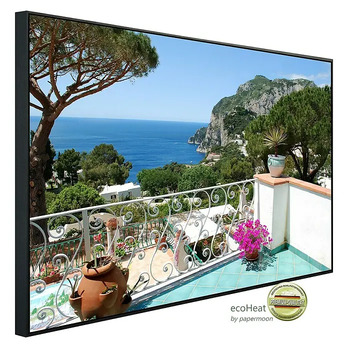 Papermoon Infrarot-Bildheizkörper Capri Balkon Blick - 120 x 60 cm, 1.000 W - Ein gerahmtes Wandbild mit Blick auf eine malerische Küstenlandschaft von einem Balkon aus, umgeben von üppiger Vegetation und blauem Meer.