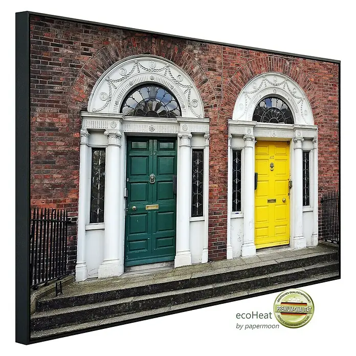 Papermoon Infrarot-Bildheizkörper Dublin Türen - 120 x 60 cm, 1.200 W - Ein stilvolles gerahmtes Bild, das zwei farbenfrohe Eingangstüren in einem klassischen Backsteingebäude zeigt, ideal als Wanddekoration.