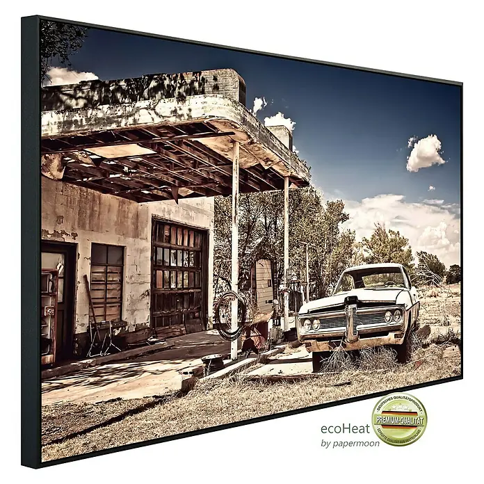 Papermoon Infrarot-Bildheizkörper Verlassene Tankstelle - 60 x 50 cm, 350 W - Das Bild zeigt ein gerahmtes Wandbild, das eine verlassene Tankstelle mit einem Oldtimer davor darstellt, in warmen Farbtönen gehalten.