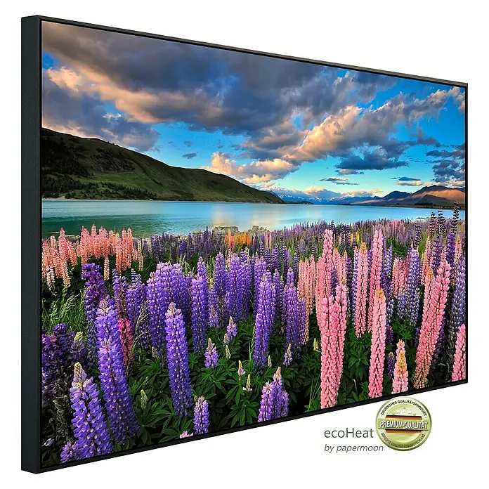 Papermoon Infrarot-Bildheizkörper See Tekapo Lupinen - 120 x 60 cm, 1.200 W - Gerahmtes Bild mit Blumenfeld vor Berglandschaft. Ein dekoratives Wandbild in Premium-Qualität für ein stilvolles Zuhause.