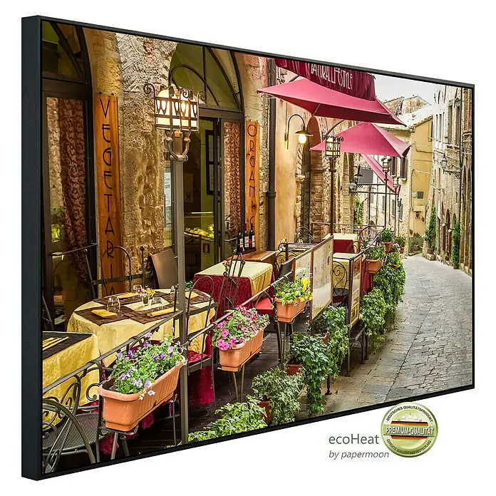 Papermoon Infrarot-Bildheizkörper Vintage Café - 120 x 60 cm, 1.200 W - Ein charmantes Wandbild, das ein einladendes Straßencafé mit blühenden Blumenkästen und einladenden Sonnenschirmen zeigt.