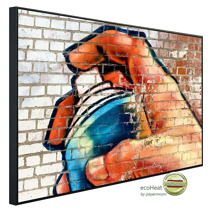 Papermoon Infrarot-Bildheizkörper Graffiti 2 - 90 x 50 cm, 450 W - Ein gerahmtes Wandbild mit Graffiti-Motiv einer Hand, die eine Spraydose hält, auf einer Ziegelmauer.