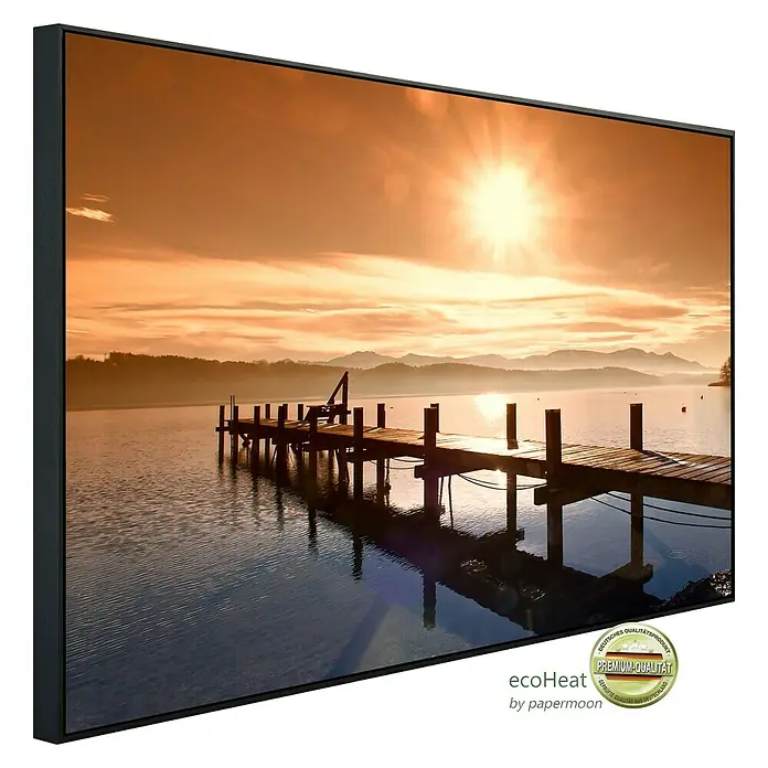 Papermoon Infrarot-Bildheizkörper Holzsteg Bayern - 100 x 60 cm, 600 W - Das EcoHeat Infrarot-Heizpaneel mit einem stimmungsvollen Sonnenuntergang über einem See, gerahmt in einem eleganten schwarzen Rahmen.