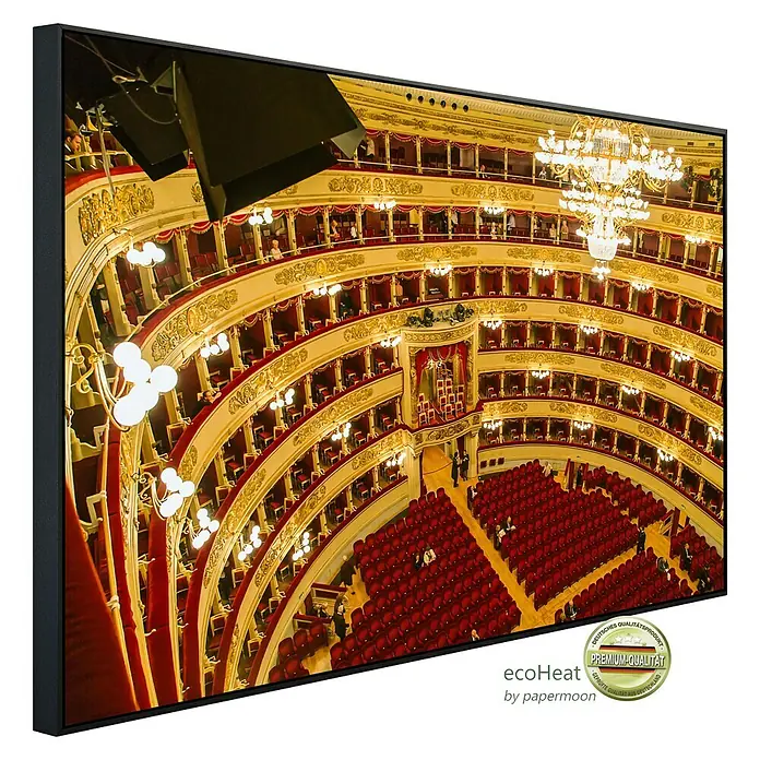 Papermoon Infrarot-Bildheizkörper Die Scala in Mailand - 100 x 60 cm, 600 W - Ein gerahmtes Bild des Innenraums eines Opernhauses, das die Bühne, die Sitzplätze und die kunstvollen Details der Architektur zeigt.