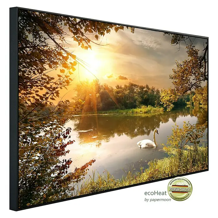 Papermoon Infrarot-Bildheizkörper Schwan am Teich - 90 x 50 cm, 450 W - Ein gerahmtes Kunstwerk mit einem Schwan auf einem See bei Sonnenuntergang, das eine friedliche und natürliche Atmosphäre schafft.