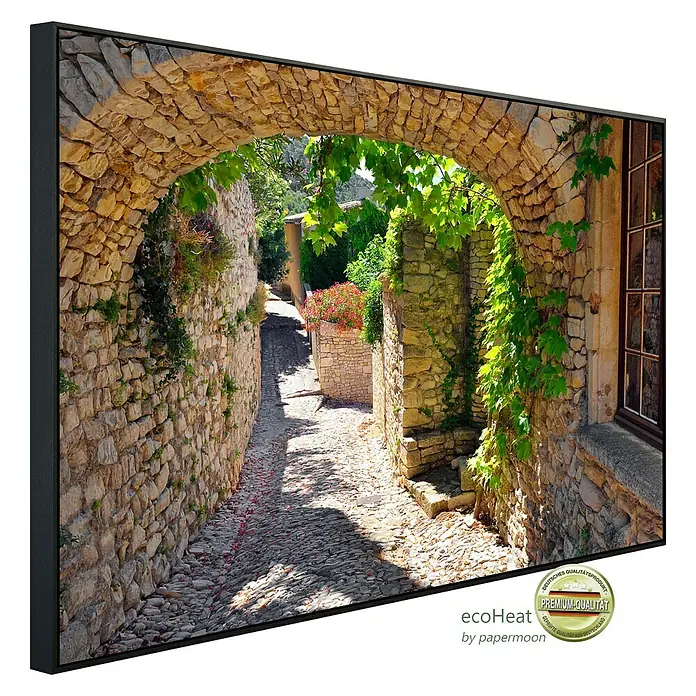 Papermoon Infrarot-Bildheizkörper Mittelalterliche Strasse - 60 x 50 cm, 350 W - Das gerahmte Bild zeigt eine malerische Gasse mit Steinbogen, üppigem Grün und rustikalem Charme. Ein dekoratives Wandbild für gemütliches Ambiente.