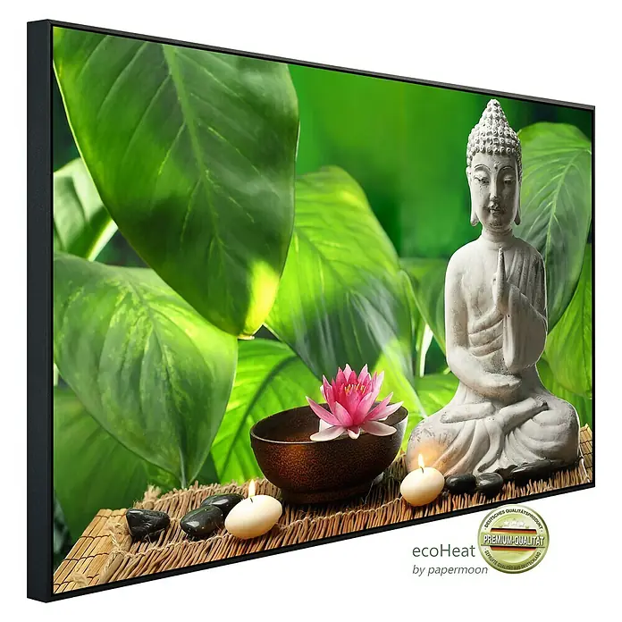 Papermoon Infrarot-Bildheizkörper Buddha in der Meditation - 120 x 60 cm, 1.200 W - Ein gerahmtes Wandbild mit einer Buddha-Statue, einer Lotusblüte und Kerzen vor einem grünen Blätterhintergrund.