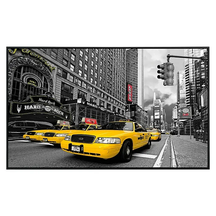 Papermoon Infrarot-Bildheizkörper Time Square Hard Rock Café120 x 60 cm, 750 W - Foto im New York Stil mit gelben Taxis, Hard Rock Café und schwarz-weiß gehaltenen Gebäuden, das eine urbane Atmosphäre erzeugt.
