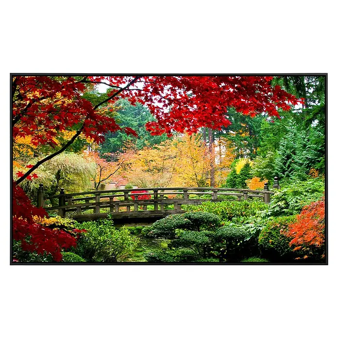 Papermoon Infrarot-Bildheizkörper Brücke im japanischen Garten - 100 cm x 600 mm, 600 W - Eine hölzerne Fußgängerbrücke inmitten eines üppigen Gartens mit Herbstlaub.