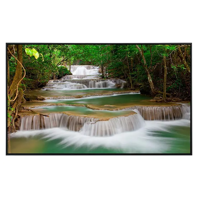 Papermoon Infrarot-Bildheizkörper Tiefer Waldwasserfall - 120 cm x 600 mm, 1.000 W - Gerahmtes Bild eines mehrstufigen Wasserfalls mit üppigem Grün. Die Langzeitbelichtung erzeugt einen sanften, fließenden Effekt im Wasser.