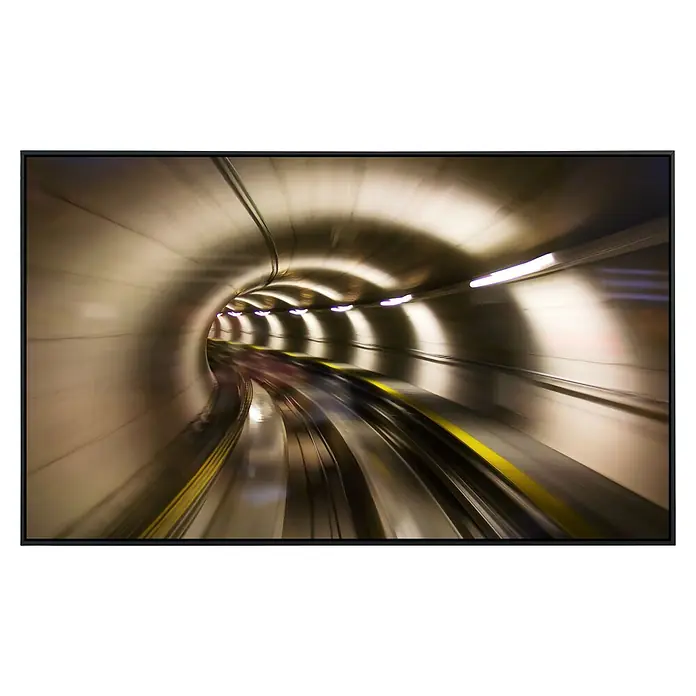 Papermoon Infrarot-Bildheizkörper Unterirdischer Tunnel - 100 cm x 600 mm, 600 W - Bewegungsunschärfe eines U-Bahn-Tunnels mit gelben Sicherheitslinien, die sich in einem futuristischen Tunnel schnell bewegen.